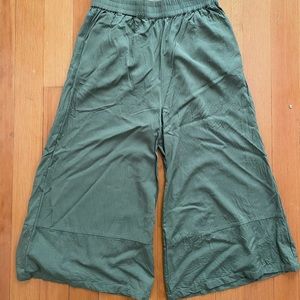 Wide-legged cropped pants
